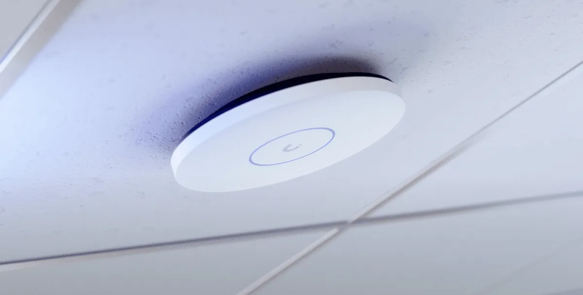 Access Point UniFi instalado em tecto - datacais Cascais